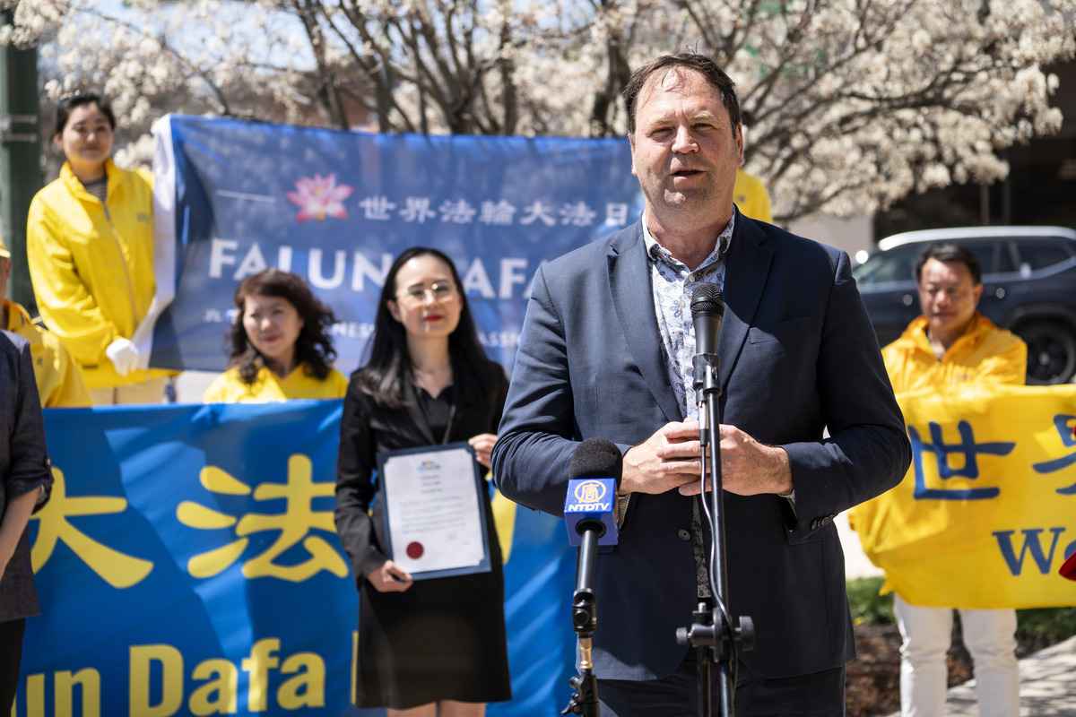 奧蘭治維爾居民、跨國出版公司(Optimum Publishing International)的行政總裁迪恩‧巴克森代爾(Dean Baxendale)出席當天的慶祝活動,他在發言中讚揚法輪功學員為爭取信仰自由作出的努力。(艾文/大紀元)