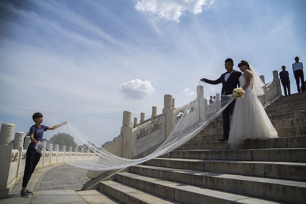 中國婚前年齡人群中男女比例的上升引發了婚姻市場日益激烈的競爭。（Olivier Morin/AFP via Getty Images）