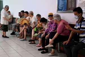 中共人大公布養老金現狀 或拿公務員開刀