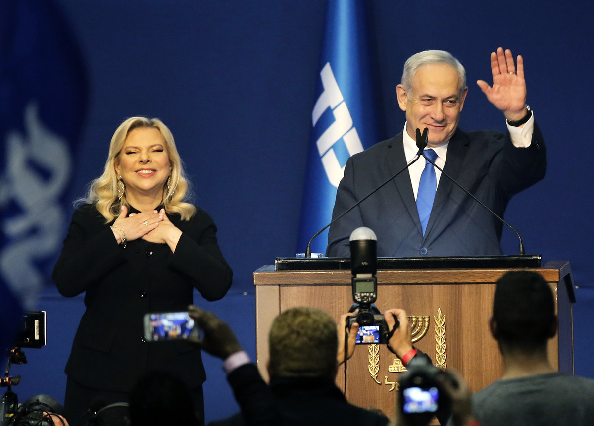 2020年3月3日，以色列總理本傑明・內塔尼亞胡（Benjamin Netanyahu）在大選結束後宣佈「巨大勝利」——三個主要電視網絡均預測，他所領導的利庫德黨（Likud Party）將獲得議會大多數席位。（GIL COHEN-MAGEN/AFP）