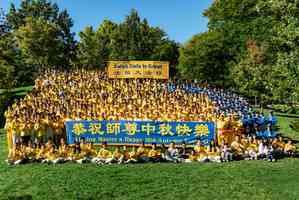 多倫多法輪功學員恭祝李大師中秋快樂