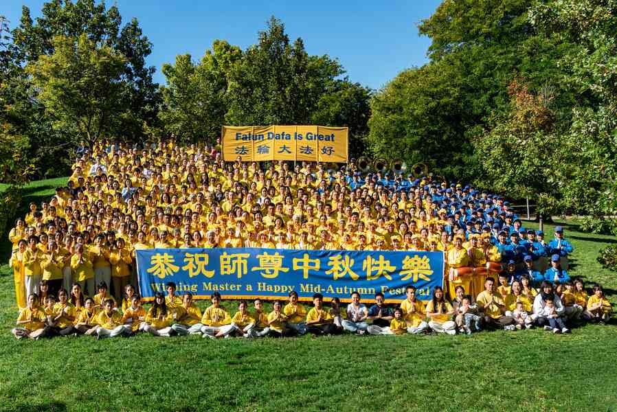  多倫多法輪功學員恭祝李大師中秋快樂