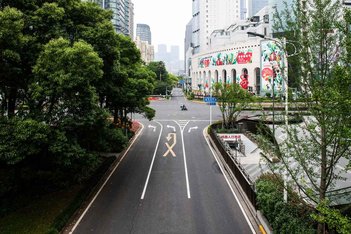 2022年5月30日上海浦東區封鎖期間空蕩蕩的道路。（liu Jin/AFP）