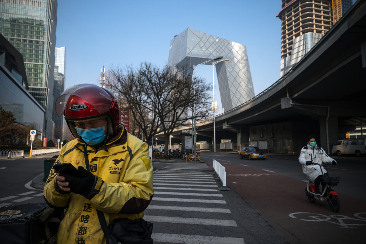 2020年2月10日，一名送貨員走在北京中央商務區的街道上。（Andrea Verdelli/Getty Images）