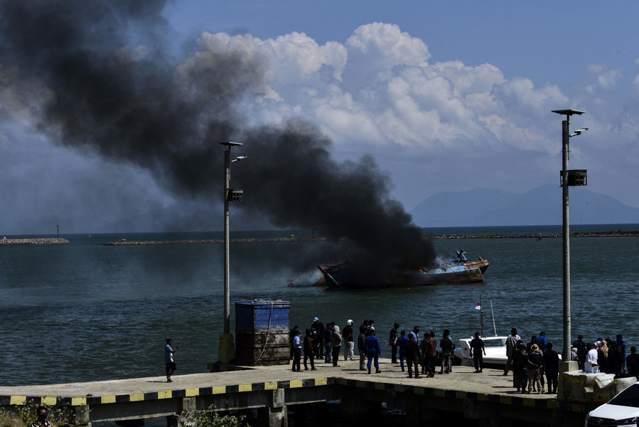 組圖：印尼政府放火銷毀非法外國漁船