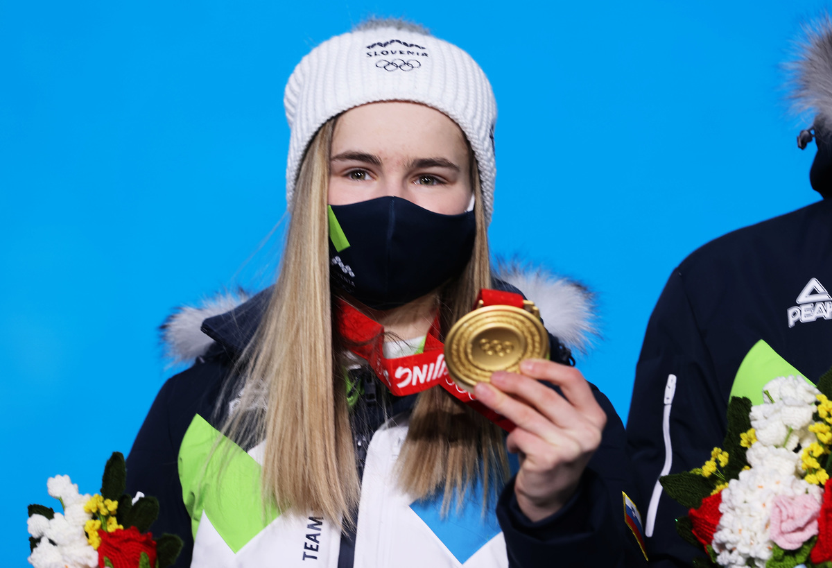 2022年2月8日，在張家口舉行的北京2022年冬季奧運會第4天的混合團體跳台滑雪比賽頒獎儀式上，斯洛文尼亞隊金牌得主Nika Kriznar與他們的獎牌合照。（Maja Hitij/Getty Images）