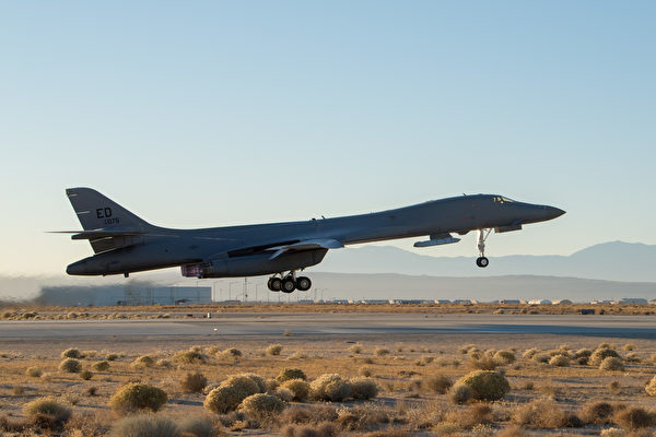 2020年12月4日，一家 B-1B從加利福尼亞愛德華茲空軍基地起飛，外掛了防區外空對面導彈。 （美國空軍）