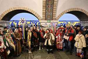 戰火中的聖誕｜基輔居民地鐵內慶祝 前線士兵歌聲中度過聖誕