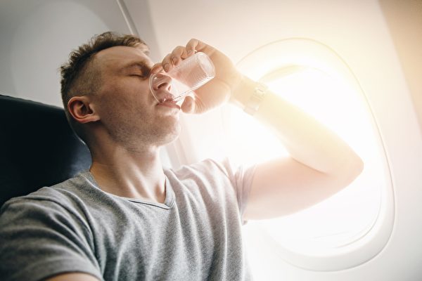 搭機時身體不適 喝這些飲品能緩解症狀