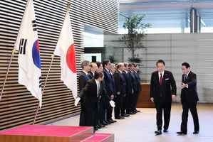 日韓領導人舉行會談 兩國宣布放棄貿易爭端