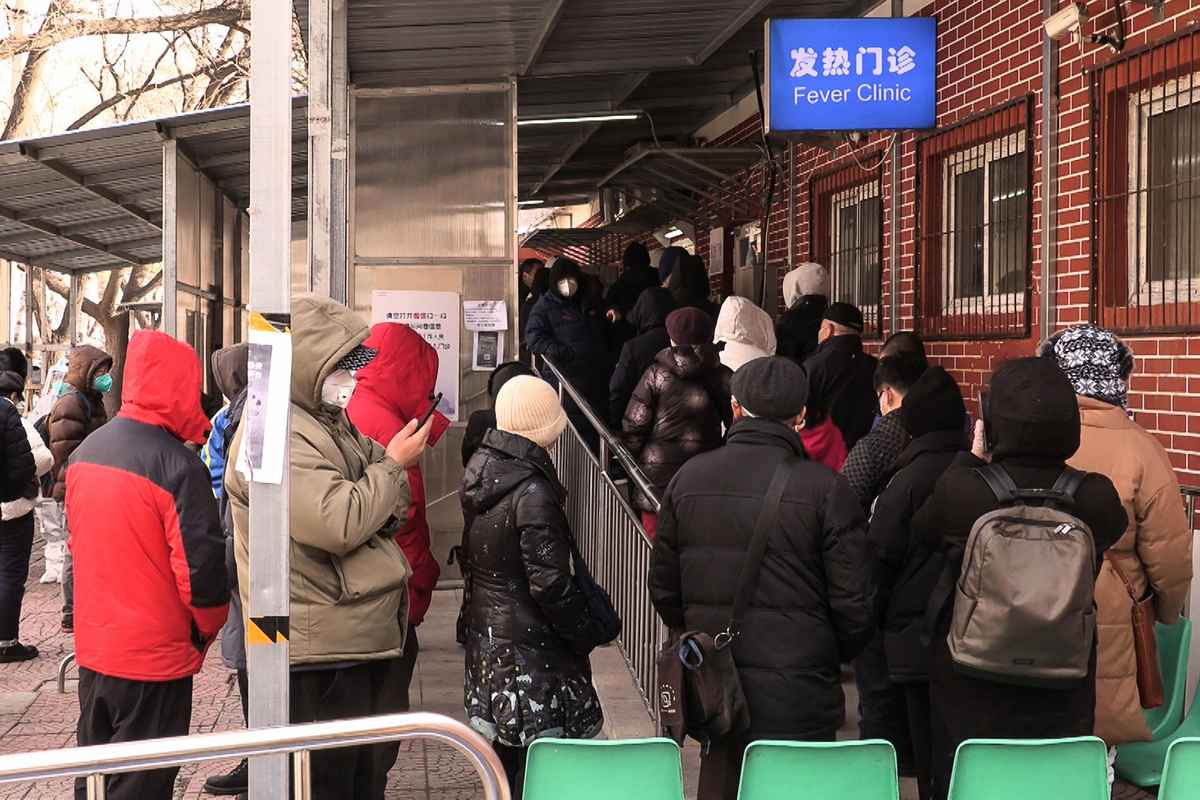 2022年12月14日，中共突然解封之際，北京疫情猛然惡化。圖為人們在發燒診所外排隊等候。（YUXUAN ZHANG/AFPTV/AFP via Getty Images）
