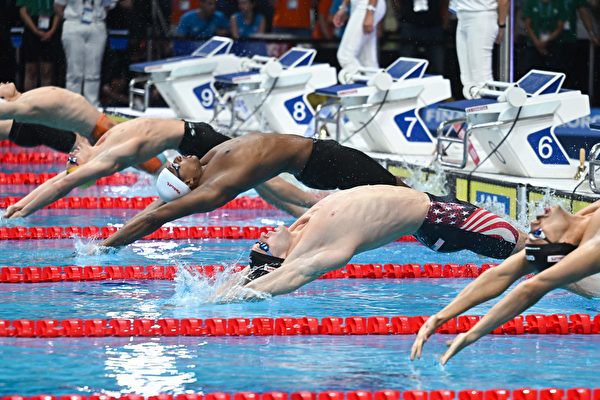 本屆世界游泳錦標賽游泳項目，美國隊一家獨大，奪得了總共42枚金牌中的17枚；澳洲隊收穫6枚金牌，排名第二；意大利以5枚金牌，位居第三。圖為4X100混合泳接力賽決賽起跳時的瞬間。（Attila Kisbenedek/AFP via Getty Images）