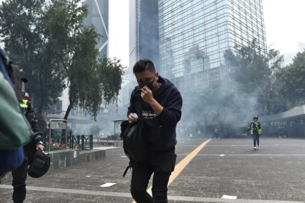 不畏中共肺炎疫情 香港反送中抗爭者堵路六十人被捕