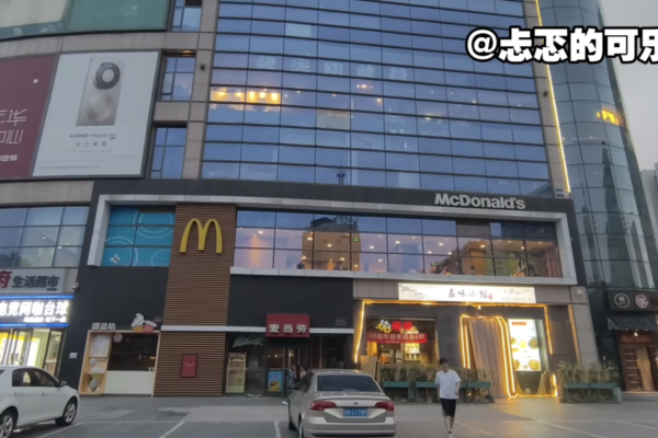 北京商圈承壓 實體店倒閉 地攤經濟擴張