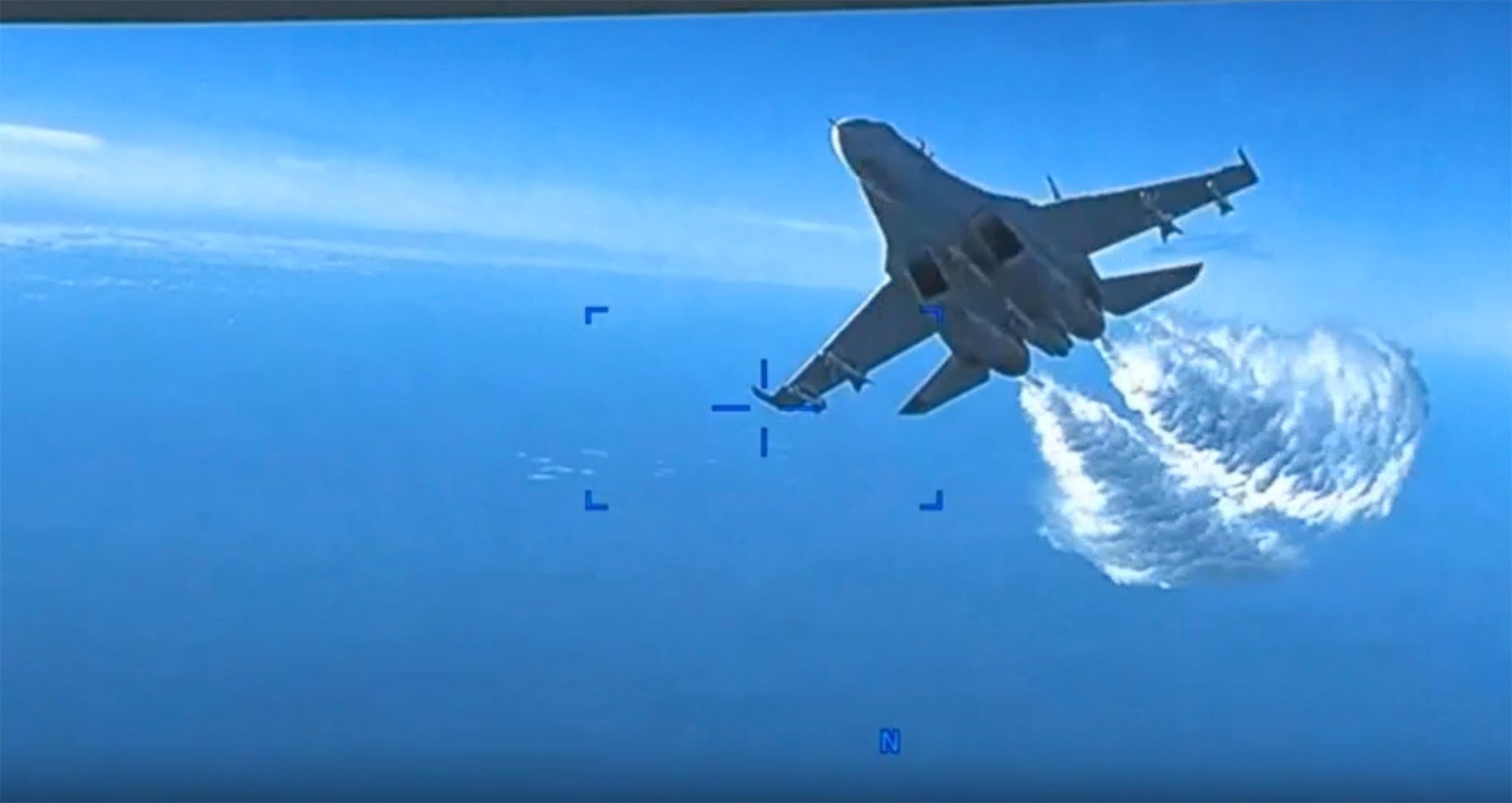 2023年3月14日，美國空軍MQ-9「收割者」（Reaper）無人機攝錄機拍攝的俄羅斯蘇-27（Su-27）在黑海對其攔截的鏡頭。（美國歐洲司令部）