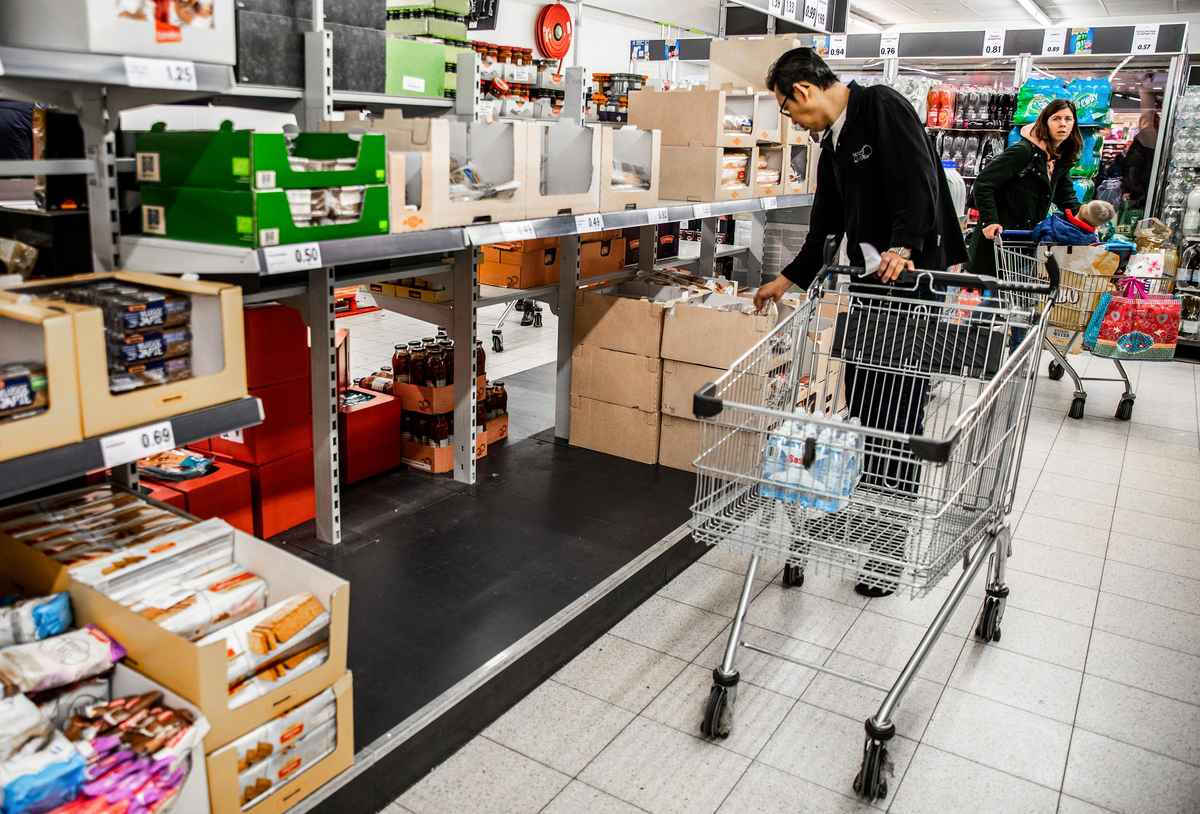 這張資料照裏可以看到，荷蘭超市裏有的產品出現了斷貨的現象。目前由於烏克蘭戰爭，荷蘭的食用油和麵粉等供不應求。（Jeffrey Donovan/ANP/AFP via Getty Images）
