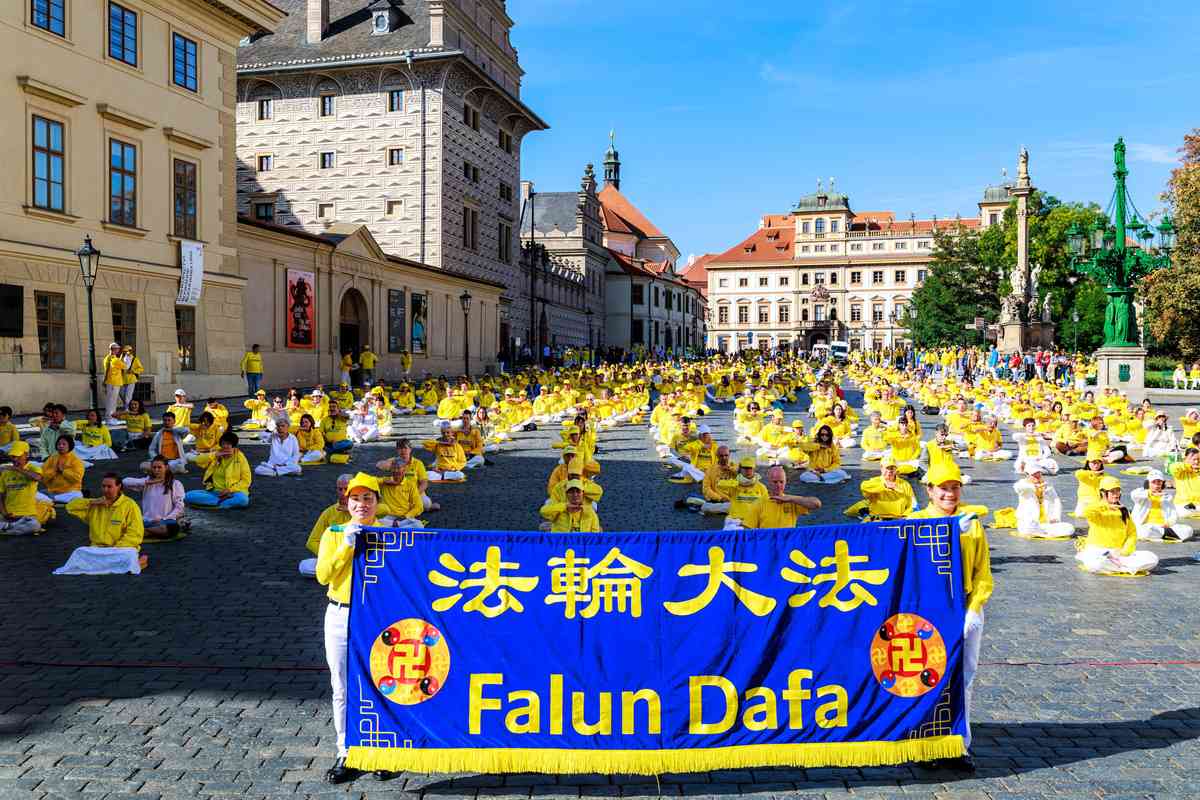 9月19日，來自歐洲各地的上千名法輪功學員在捷克布拉格的著名景點——城堡廣場（Hradčanské náměstí）集體大煉功。（張清颻／大紀元）