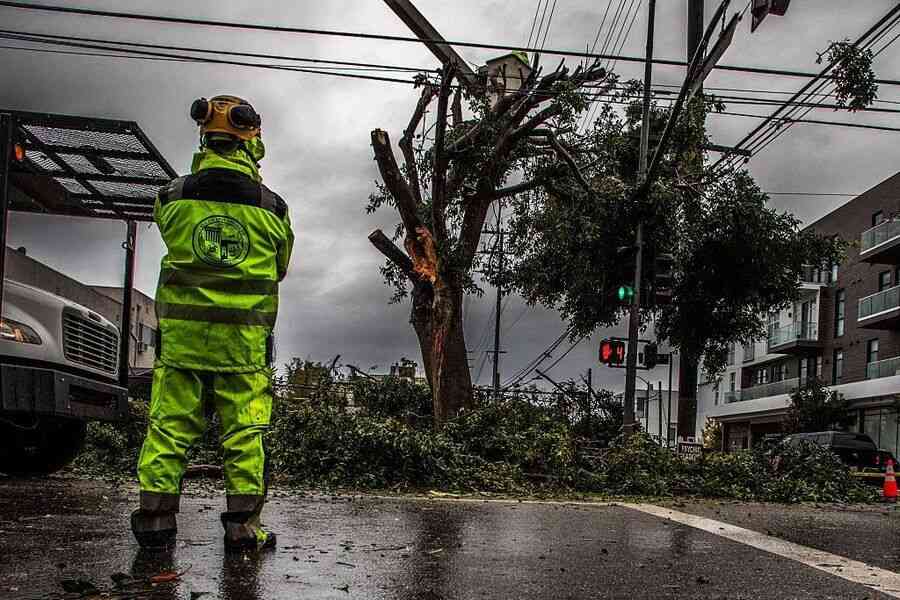 洛杉磯暴雨恐引發泥石流 18萬人疏散