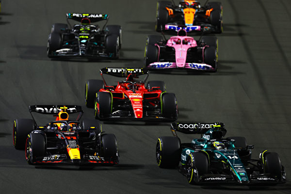 2023年3月19日,F1大獎賽本賽季第二站——沙特阿拉伯站,比賽開始後,阿斯頓馬丁車隊的西班牙老將艾朗素(右)起步階段表現出色,超越了佩雷斯(左)升至第一位。(Mark Thompson/Getty Images)
