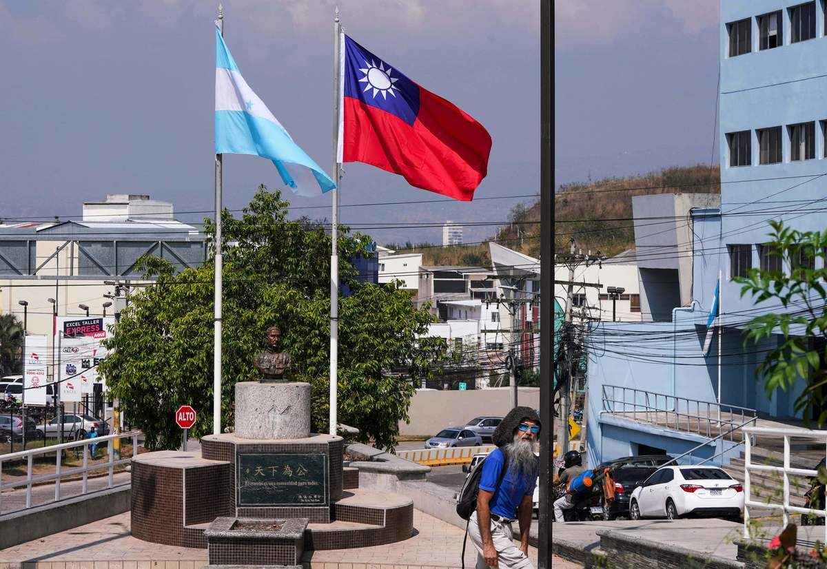 2023年3月25日，洪都拉斯宣布與台灣斷交，轉向北京。圖為 2023年3月15日洪都拉斯首府的中華民國廣場，兩國旗幟飄揚。（STRINGER/AFP via Getty Images）