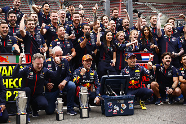 2023年7月30日,F1比利時站,從第六位發車的荷蘭車手韋斯達賓(Max Verstappen)率先衝線,成為F1史上第二位完成八連勝車手,並助紅牛車隊取得開季12連勝,再次刷新紀錄。圖為紅牛車隊全體成員賽後合照留念。(Francois Nel/Getty Images)