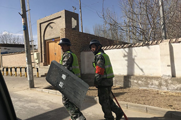 中共對新疆採取極端監控，新疆被指成為一個露天監獄。圖為2018年2月17日，新疆和田街上巡邏的警察。（BEN DOOLEY/AFP/Getty Images）