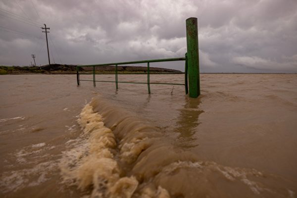 2023年1月14日,來自薩利納斯河(Salinas River)的洪水淹沒了加利福尼亞州查拉爾(Chualar)附近的一塊田地,因為一系列大氣河風暴襲擊了加州,造成嚴重破壞。(David NcNew/AFP via Getty Images)
