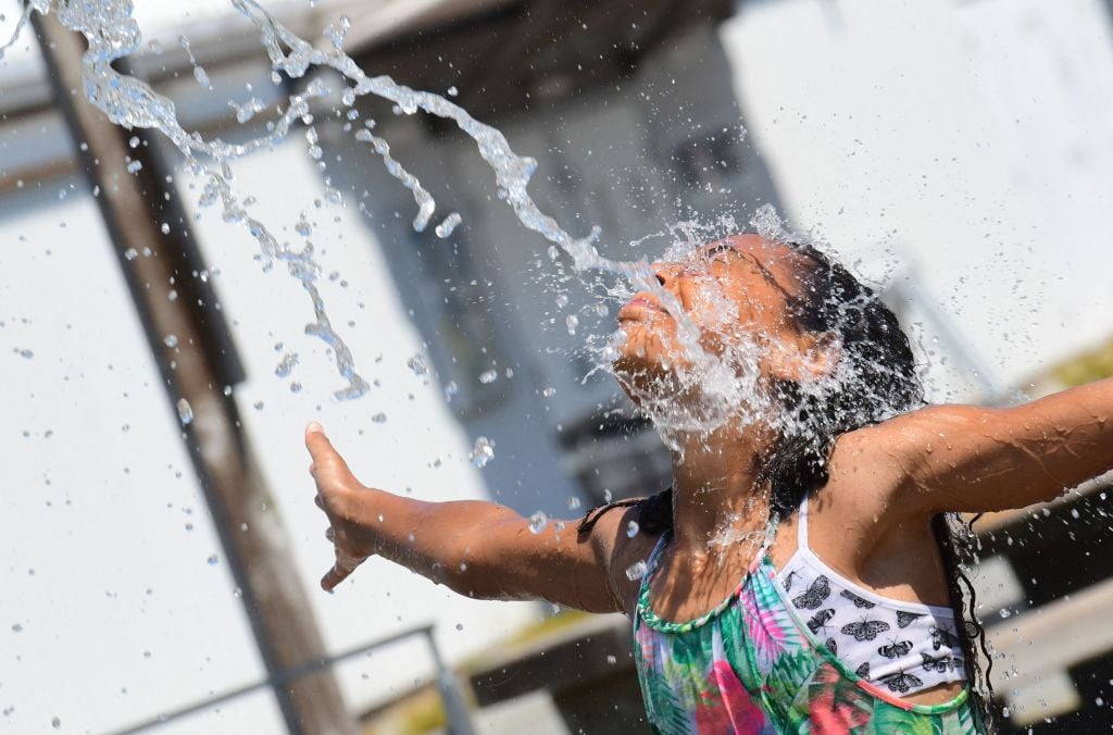 2021年6月29日，一名女孩在加拿大卑詩省列治文玩水。（DON MACKINNON/AFP via Getty Images）