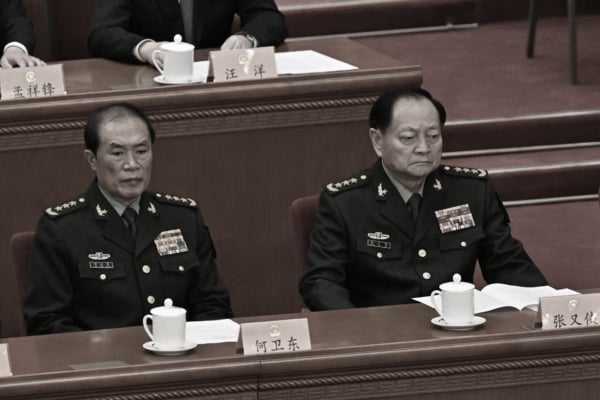 2025年3月10日,中共中央軍委副主席何衛東(左)、張又俠(右)在北京人民大會堂出席中共政協會議閉幕式。(Pedro Pardo/AFP)