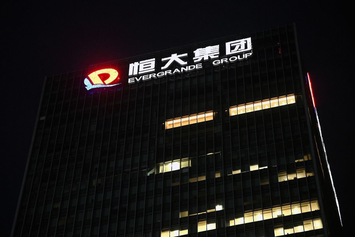總部位於廣東深圳的中國恒大集團深陷債務危機，16日股價一度跌至10年新低。圖為2021年9月14日恒大總部大樓。 （NOEL CELIS/AFP via Getty Images）