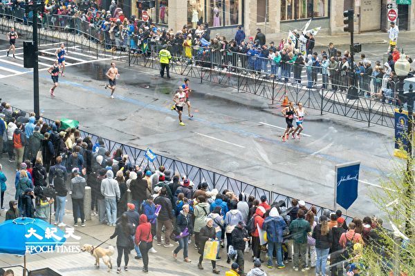 2023年4月17日中午，眾多觀眾在賽道兩旁為波士頓馬拉松選手加油。（劉景燁／大紀元）
