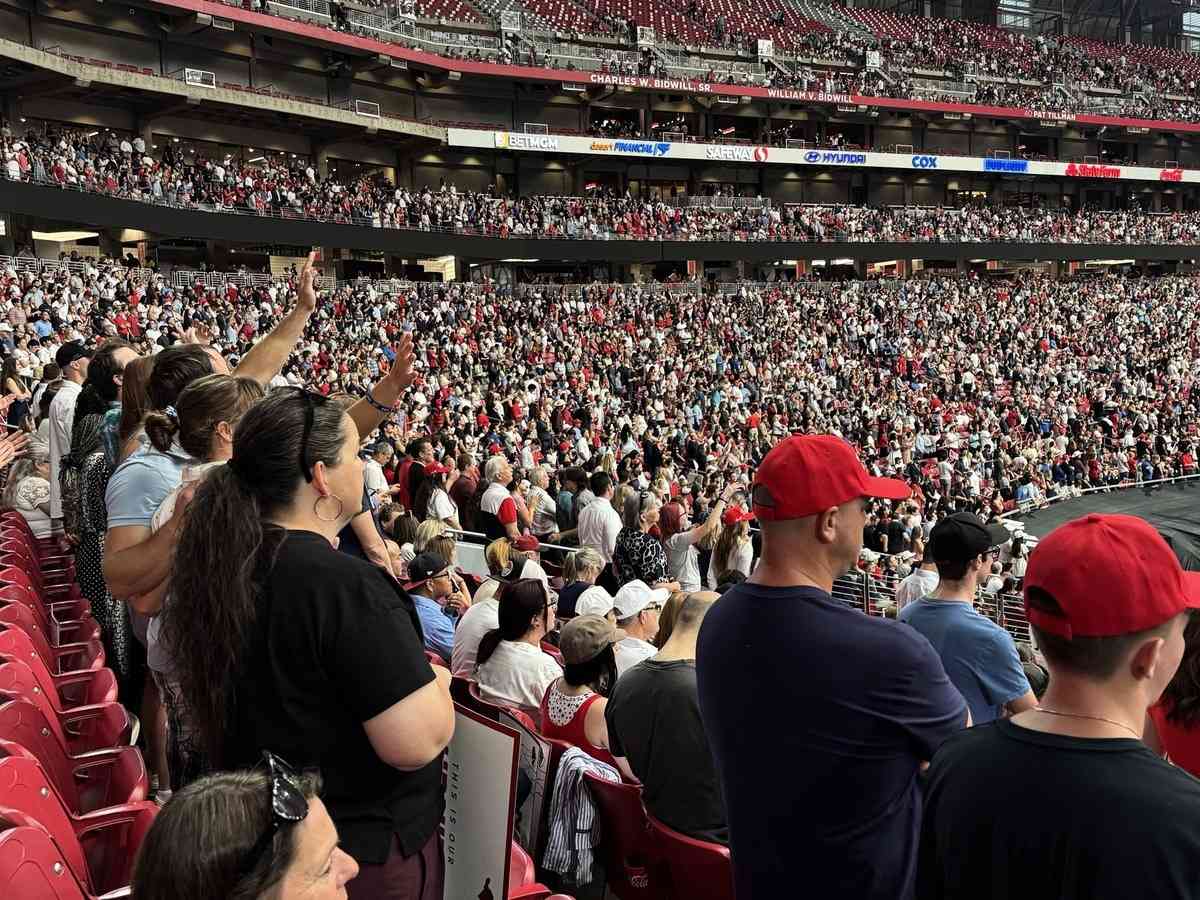 美國政治活動家、保守派組織「Turning Point USA」(TPUSA)創辦人柯克(Charlie Kirk)的追思會,於9月21日在亞利桑那州格蘭岱爾市的州立農場體育館(State Farm Stadium)舉行。開場前,體育館內外聚集了數萬觀眾。(姜琳達/大紀元)