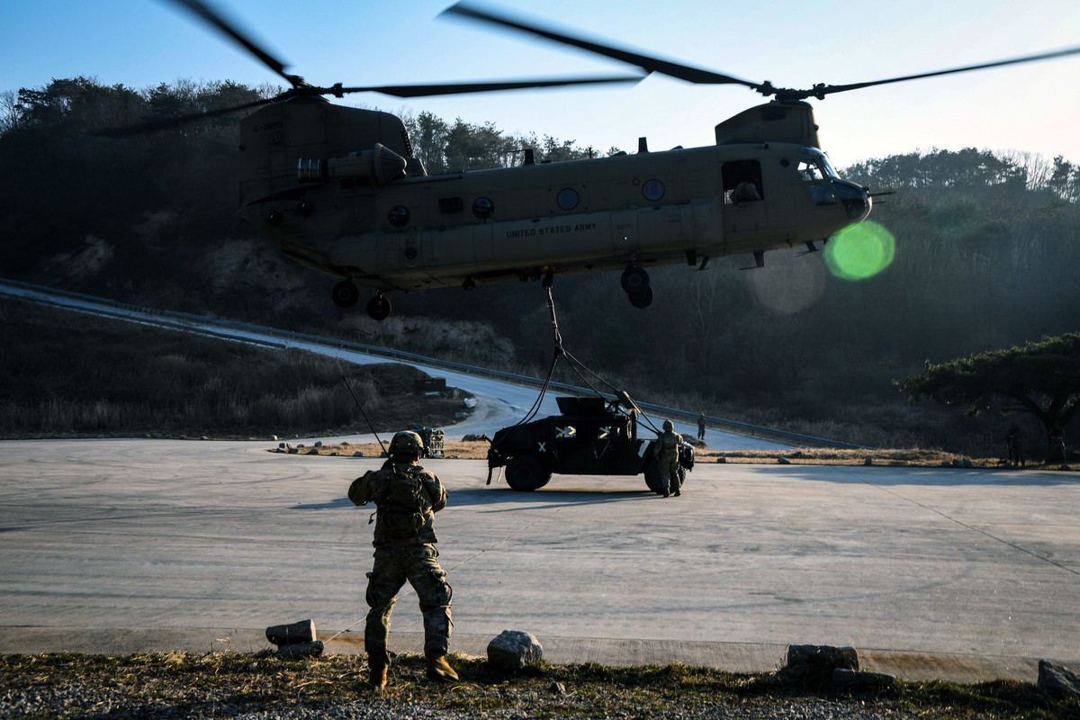 3月25日，駐韓國的美軍在訓練中使用CH-47重型直升機吊運戰術車輛。（美國印太司令部）