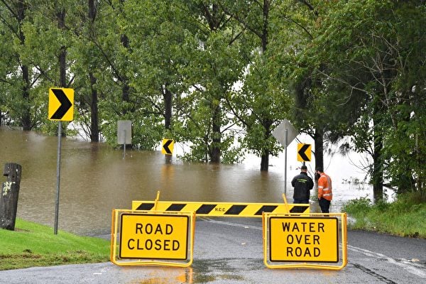 2021年3月22日，澳洲里士滿（Richmond）郊區，道路被洪水淹沒，部份路段已經封閉。（SAEED KHAN/AFP via Getty Images）