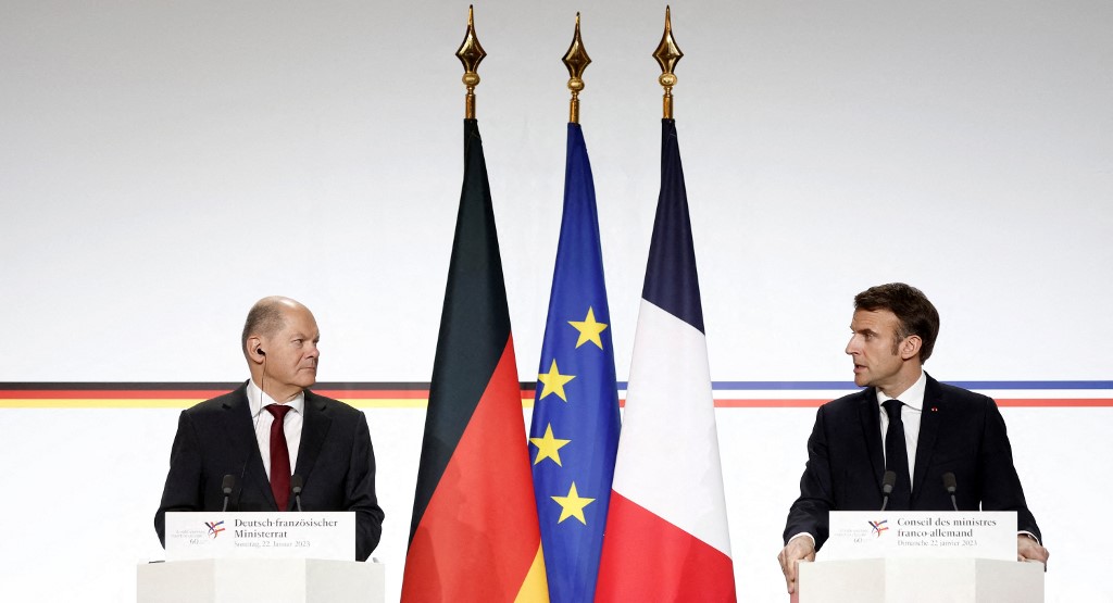 德國將推出對華政策，在包括貿易和技術在內的关鍵領域加強其對華政策。圖為2023年1月22日，德國總理朔爾茨（左）與法國總統馬克龍在德法聯合內閣會議後舉行新聞發布會。（BENOIT TESSIER / POOL / AFP）