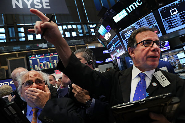 特朗普當選第45任總統的這一周，股市不但沒有如分析師預期的崩盤，反而創出2011年以來最佳五日連漲行情，道指創新高。（Spencer Platt/Getty Images）