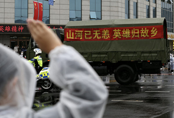 2022年9月16日，裝載從南韓運回的中共士兵遺骸的卡車經過瀋陽的一條街道。（STR/AFP via Getty Images）