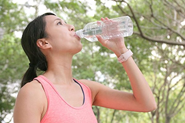 短時間喝進大量的水，會增加心臟和腎臟的壓力，還可能造成水中毒。（Shutterstock）