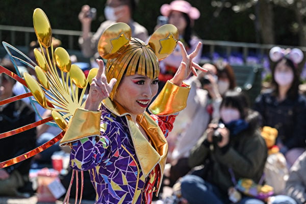 2023年4月10日，日本浦安市，東京迪士尼樂園舉行成立40周年的慶祝活動，一名表演者參加遊行。（Richard A. Brooks/AFP）
