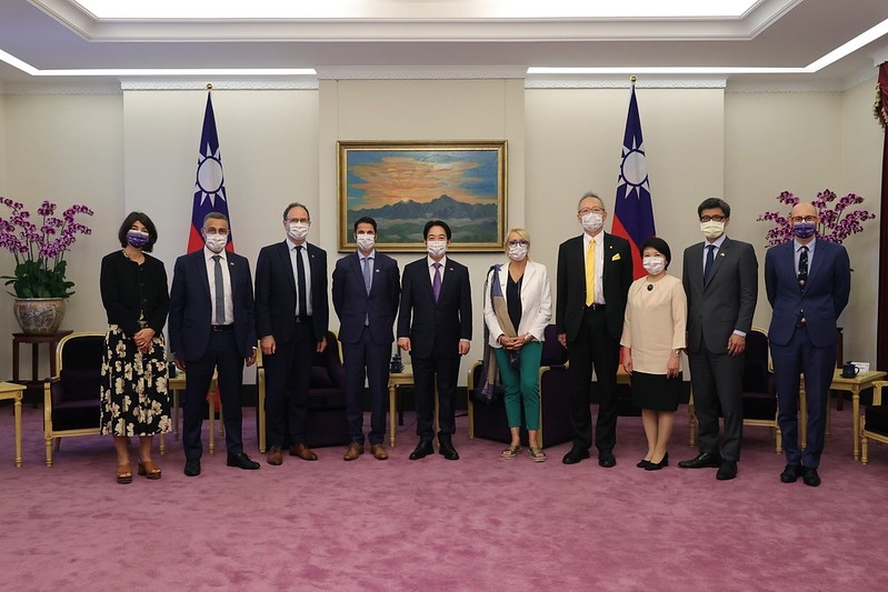 2022年9月8日，台灣副總統賴清德與法國參議院歐洲事務委員會副主席貝勒發訪團合照。（台灣總統府提供）