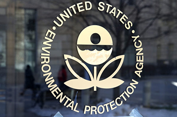 圖為2017年3月16日，在美國環境保護局（EPA）位於華盛頓特區的總部，一扇門上展示着該局的標誌。（Justin Sullivan/Getty Images）