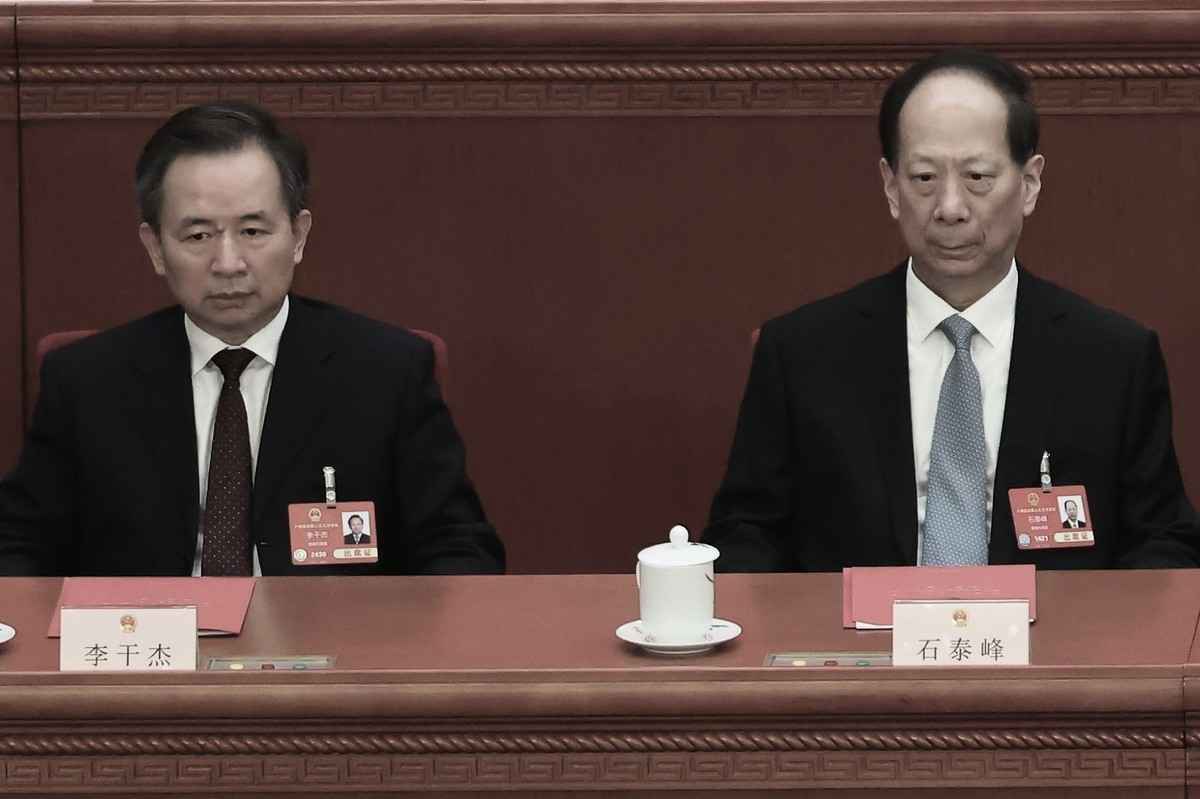 2025年3月11日,李干傑和石泰峰在中共人大會議上。(Lintao Zhang/Getty Images)