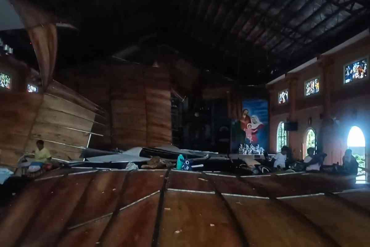 2025年9月26日,颱風「博羅依」過境後,菲律賓馬斯巴特省(Masbate)巴圖安鎮(Batuan town)一座教堂嚴重受損。(Handout/various sources/AFP)