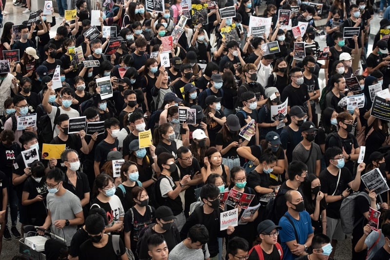 2019年8月13日，香港機場，集會人士持各式海報和標語表達抗議。（PHILIP FONG/AFP/Getty Images）