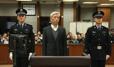 2015年6月2日晚,中共成立「東方之星」號客輪翻沉事件調查組成立,安全監管總局局長楊棟樑任組長。2015年8月18日,中央紀委監察部網站宣布,楊棟樑因涉嫌嚴重違紀違法,接受組織調查。2016年11月24日,北京市第二中級人民法院一審公開開庭審理楊棟樑受賄、貪污一案。(網絡截圖)