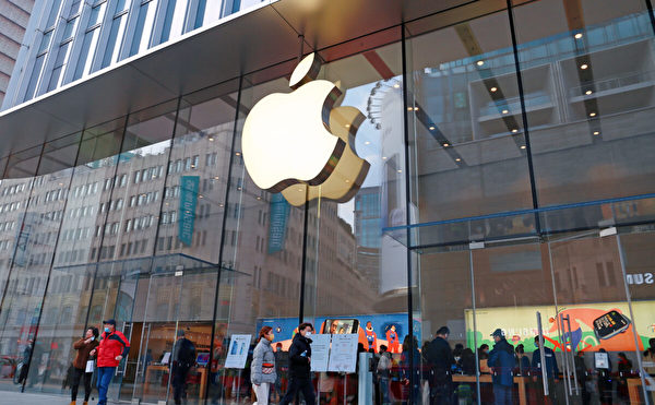 2022年2月23日，顧客在位於上海南京東路步行街上的AppleStore旗艦店購物。（Costfoto/Future Publishing via Getty Images）
