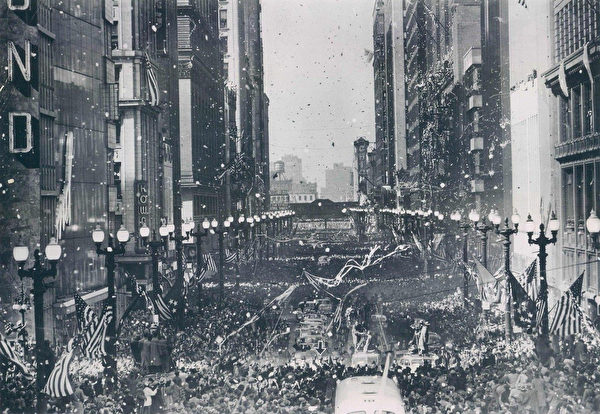  1951年4月26日，麥克阿瑟抵達芝加哥，受到盛大歡迎。（伊利諾州史志數位圖書館）