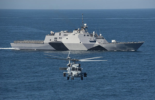 2013年2月22日，一架MH-60R海鷹直升機在一艘海上戰鬥艦自由號（LCS 1）前面飛行。（Mass Communication Specialist 1st Class James R. Evans／美國海軍）