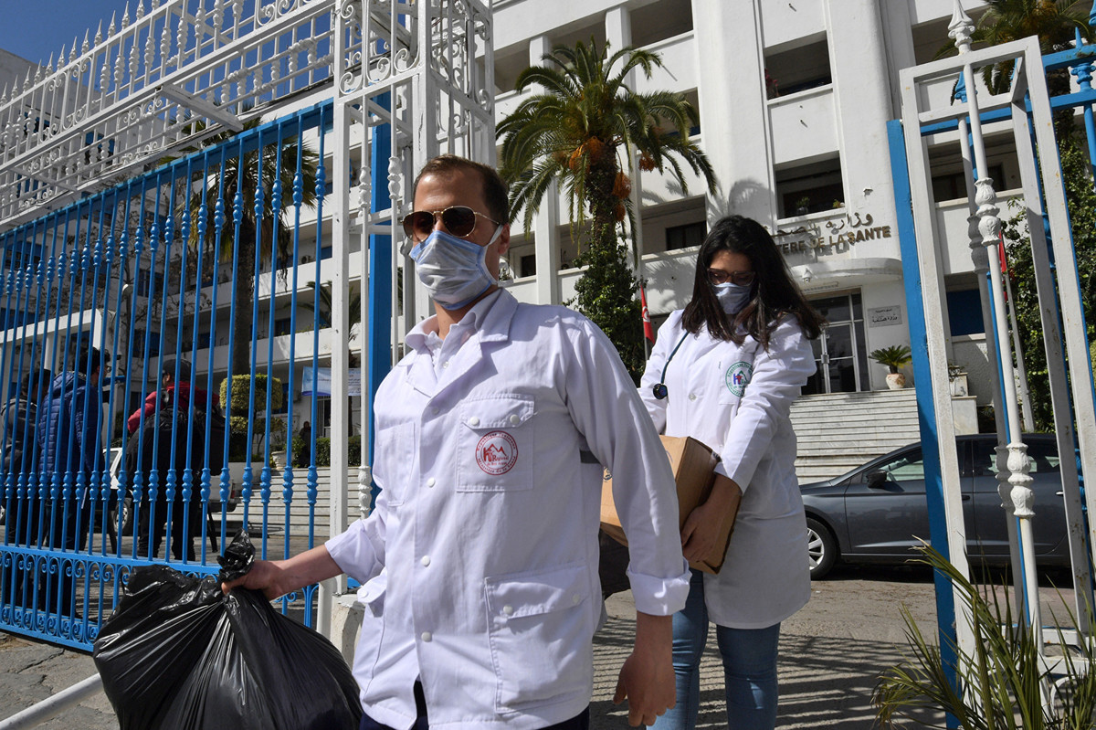 突尼斯本阿盧斯州的急診醫生和護士經過培訓，能夠處理中共病毒病例，他們於2020年3月3日收集了物資後離開首都突尼斯的突尼斯衛生部辦公地點。（FETHI BELAID/AFP）