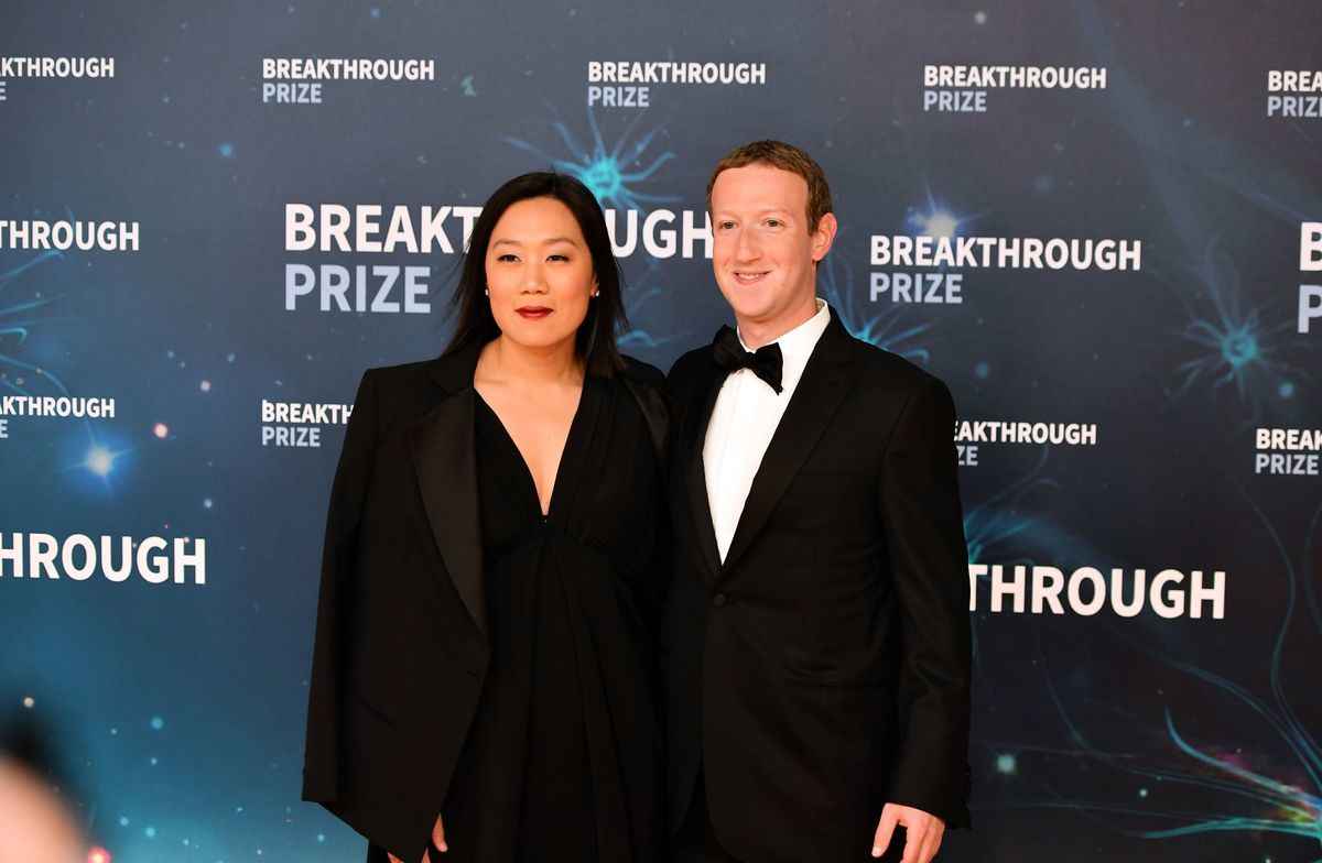 2019年11月3日，Facebook行政總裁馬克‧朱克伯格（Mark Zuckerberg）和他的妻子普莉希拉‧陳（Priscilla Chan ）參加美國太空總署艾姆斯研究中心舉辦的第8屆年度突破獎頒獎典禮。（Josh Edelson/AFP via Getty Images）
